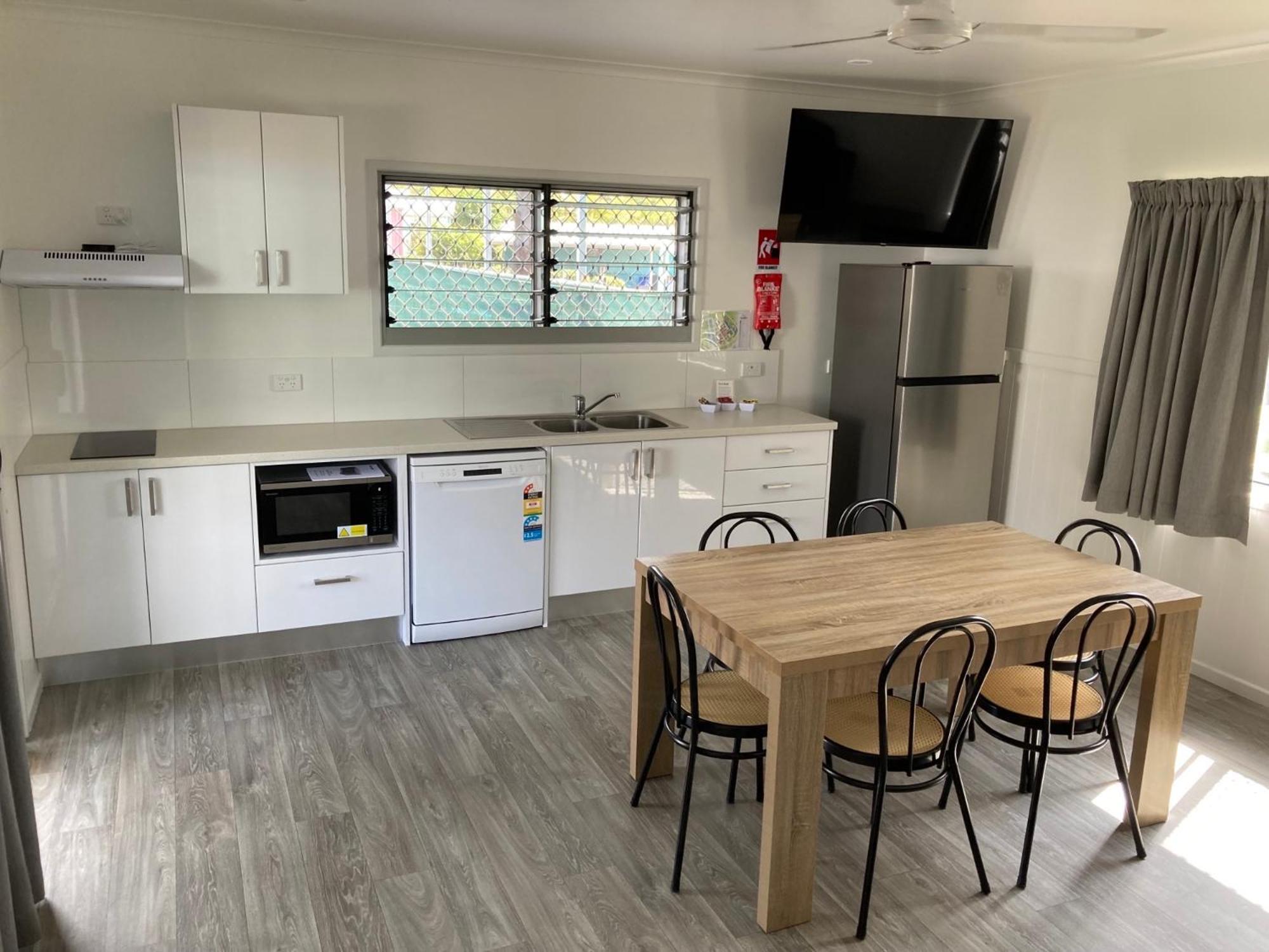 Lake Tinaroo Holiday Park Exterior photo